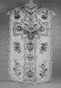 3 chapes, chasuble, 2 dalmatiques, 3 étoles, 3 manipules, voile huméral, voile de calice, bourse de corporal (2e ornement blanc)