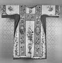 3 chapes, chasuble, 2 dalmatiques, 3 étoles, 3 manipules, voile huméral, voile de calice, bourse de corporal (1er ornement blanc)