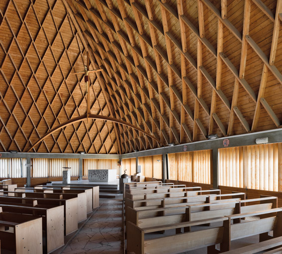 le mobilier de l'église paroissiale Sainte-Thérèse