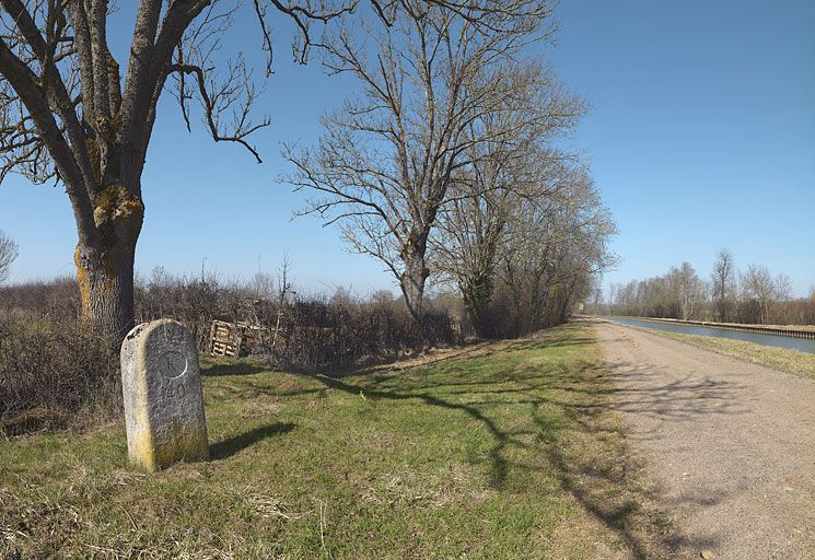 borne kilométrique (canal de Bourgogne)
