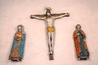 groupe sculpté : le Christ en croix entre la Vierge et saint Jean