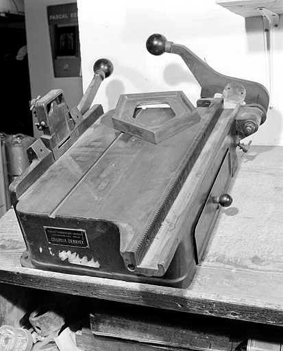machine à découper par tranchoir (machine à couper les filets dite coupoir-biseautier Derriey)