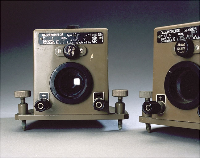 2 instruments de mesure de forces électromotrices (galvanomètres AOIP)