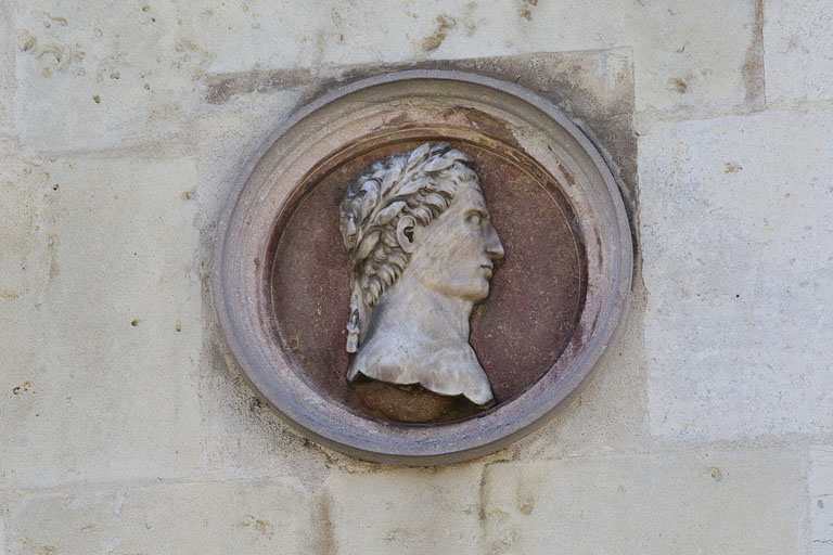2 bas-reliefs et médaillons : les empereurs Auguste et Néron