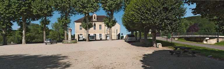 mairie ; école (paysages du canal de Bourgogne)