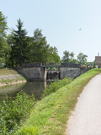 pont sur l'écluse 73, dite de Vincelles (canal du Nivernais)