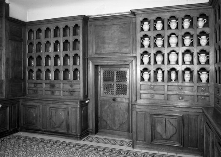 meuble de pharmacie, lambris de hauteur