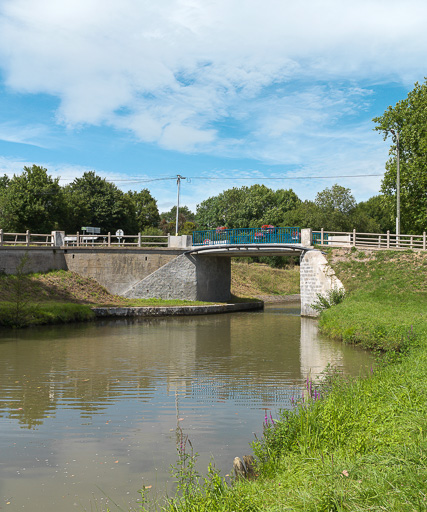pont routier isolé de Monceaux (canal du Nivernais)