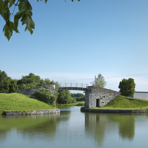 pont routier isolé de la Copine (canal du Nivernais)