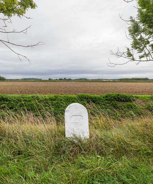 borne kilométrique (canal de Bourgogne)