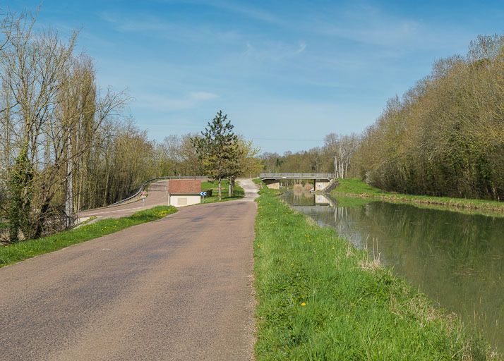 pont routier isolé de Flogny-la-Chapelle (canal de Bourgogne)