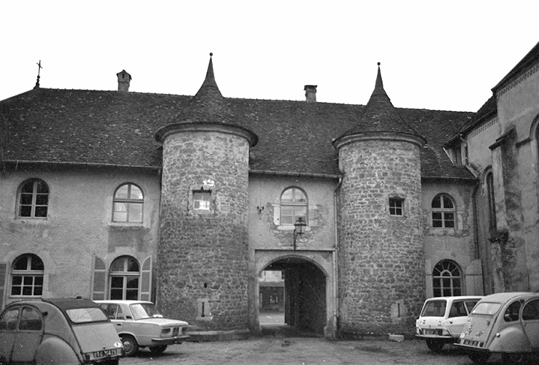 château fort dit château Charrin