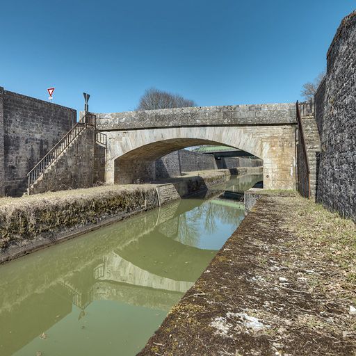 pont routier isolé de la tranchée du Creusot (canal de Bourgogne)
