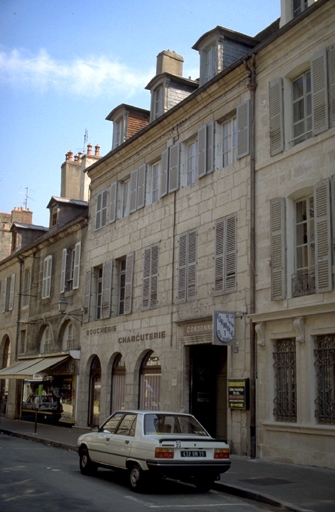 maison, imprimerie Girardi et Audebert puis Imprimerie doloise, actuellement magasin de commerce