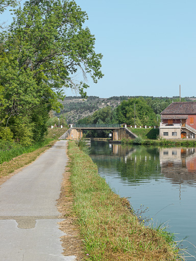 pont routier isolé de Cravant (canal du Nivernais)