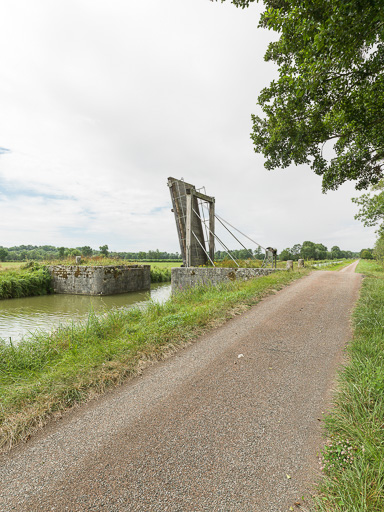 pont mobile ; pont-levis du Tremblay (canal du Nivernais)