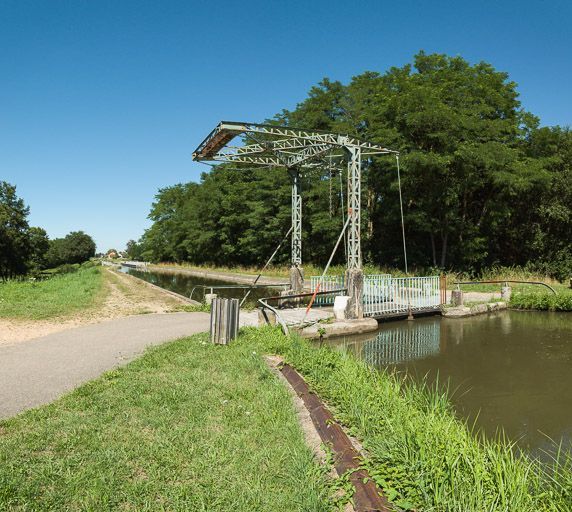 rigole d'alimentation navigable de l'Arroux (canal du Centre)