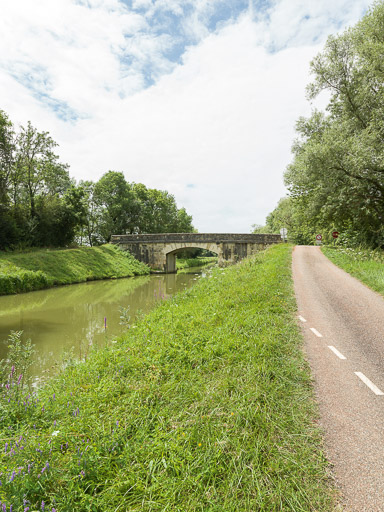 pont routier isolé (canal du Nivernais)