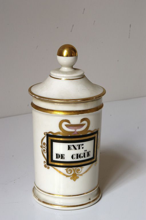 ensemble de dix pots à pharmacie