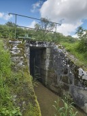 déversoir de fond ; déversoir de superficie (canal de Bourgogne)