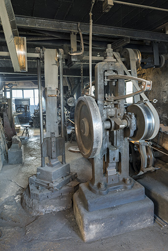 2 machines à marteler (mouton à courroie et martinet vertical)