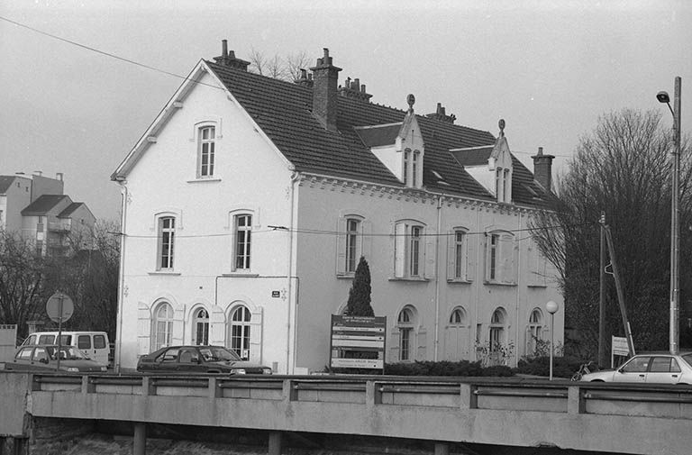 école de garçons dite école de la 9e écluse, actuellement établissement administratif et bâtiment administratif d' entreprise, siège du C.A.U.E. de Saône-et-Loire