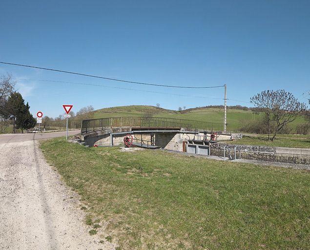 pont routier sur l'écluse 15 du versant Yonne (canal de Bourgogne)