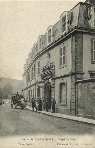 groupe sculpté : deux enfants couronnés de laurier