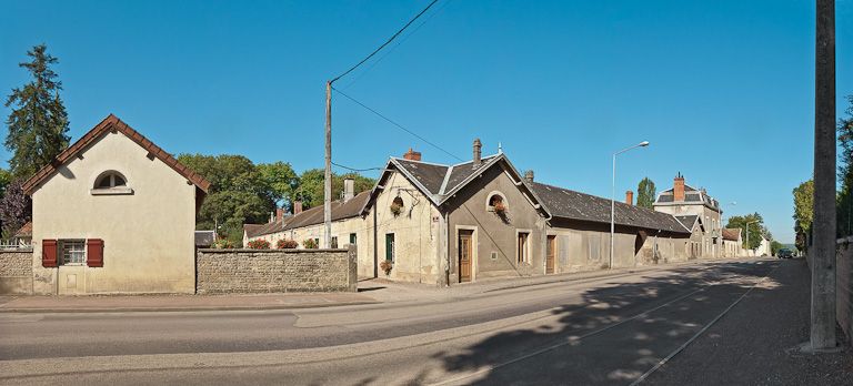 maisons et immeuble de bureaux de l'administration du canal (canal de Bourgogne)