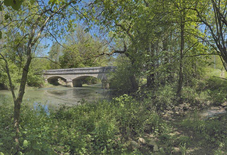 pont routier isolé (canal de Bourgogne)