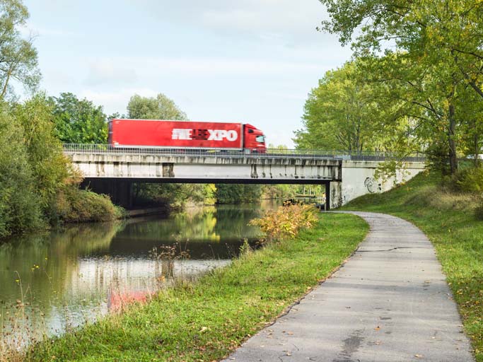 pont routier isolé ; pont de l'autoroute A6 (canal du Centre)