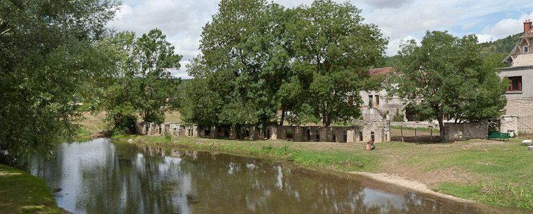 clôture ; mur évacuateur de crue (paysages du canal de Bourgogne)