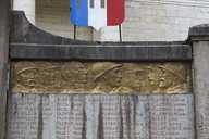 2 bas-reliefs : les Artisans de la Victoire