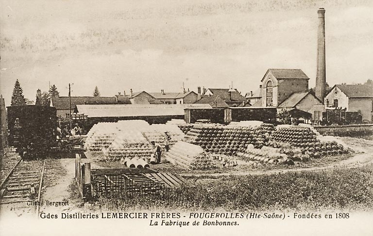 relais de poste, puis distillerie, puis usine liée au travail du bois (usine de vannerie) Lemercier, actuellement logement