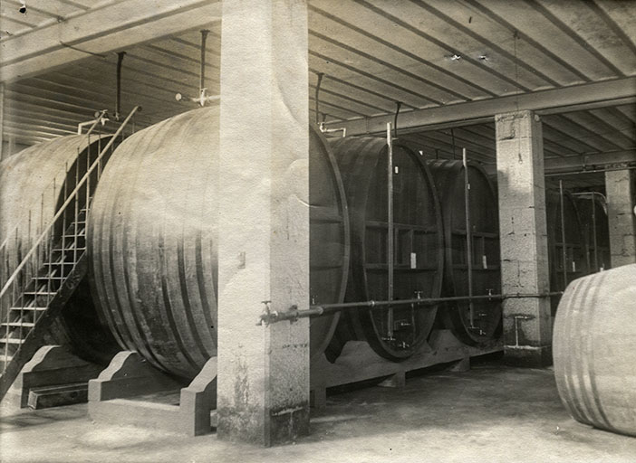 distillerie Junod, puis Hémard et Pernod Fils Réunis, actuellement immeuble de bureaux, de service et commerces