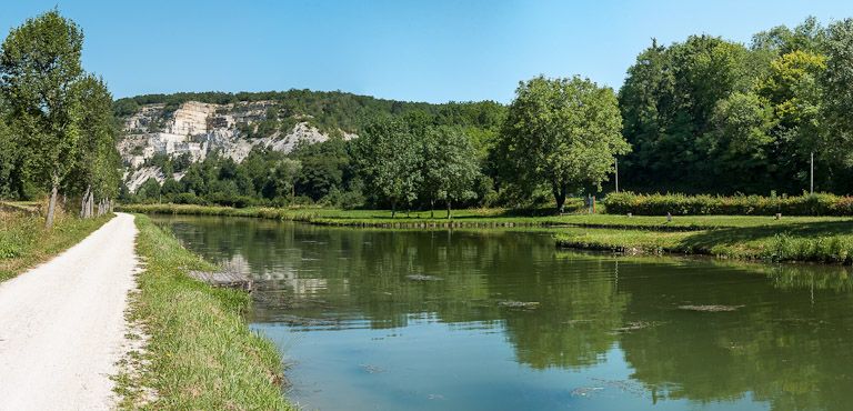 port de Cry-sur-Armançon (canal de Bourgogne)