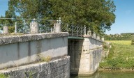 pont sur l'écluse 54, dite de Bèze (canal du Nivernais)