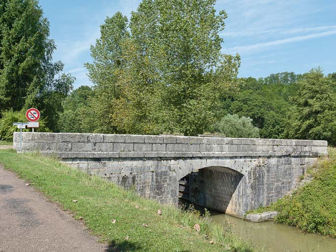 pont sur l'écluse 16 du versant Loire, dite de Coeuillon, écluse de garde (canal du Nivernais)