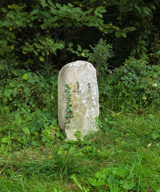 borne kilométrique (canal de Bourgogne)