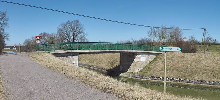 pont routier isolé de Saint-Thibault (canal de Bourgogne)