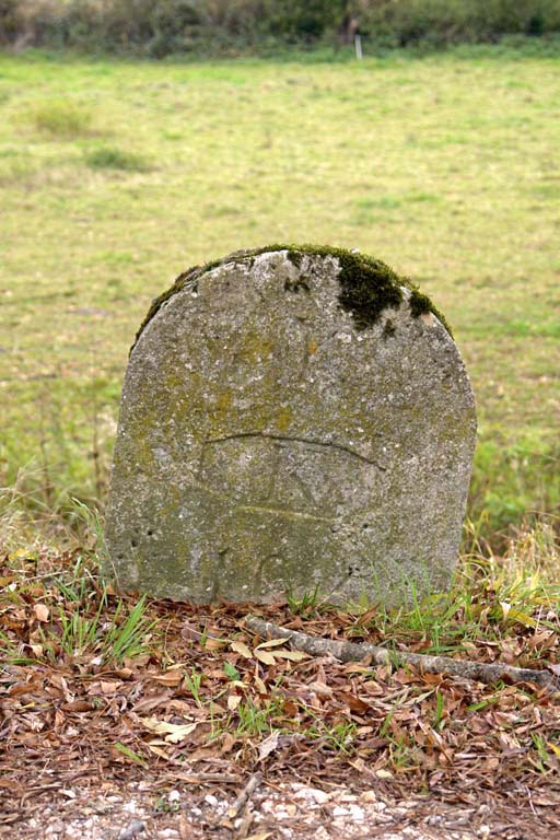 borne kilométrique (canal de Bourgogne)