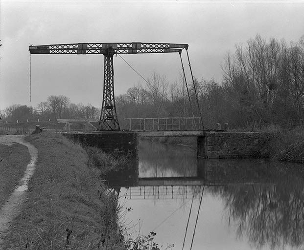 pont-levis à flèches, dit de Curiot (canal du Nivernais)