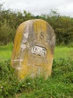 borne kilométrique (canal de Bourgogne)