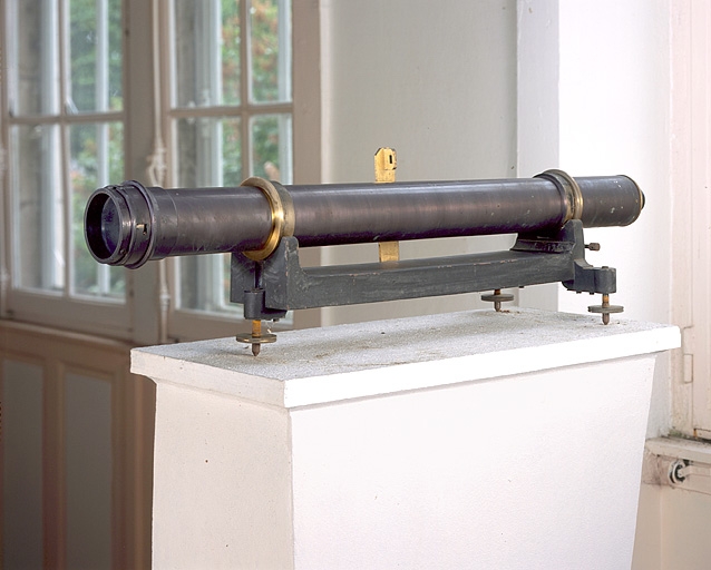 2 instruments de préparation (lunettes optiques dites lunettes de collimation)