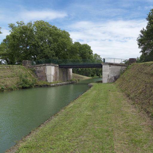 pont routier isolé (canal de Bourgogne)