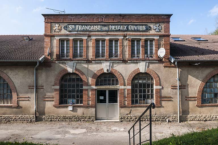 moulin à farine, puis usine métallurgique, puis usine de petite métallurgie, puis centrale hydroélectrique et usine de meubles et de tabletterie, actuellement usine de traitement de surface des métaux