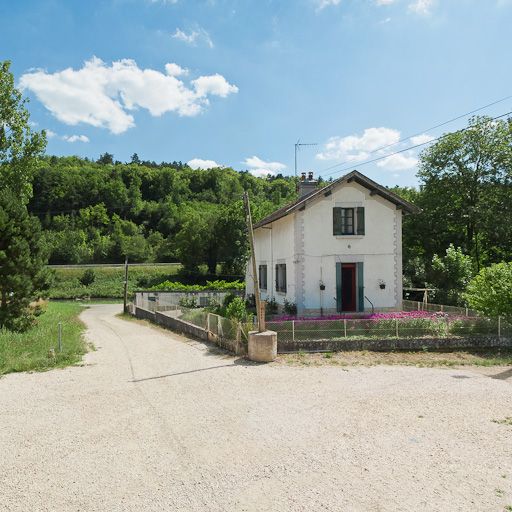 maison de garde-barrière (paysages du canal de Bourgogne)