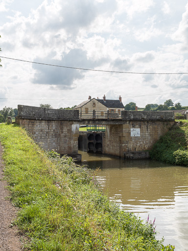 pont sur l'écluse 30 du versant Seine, dite de Marigny (canal du Nivernais)