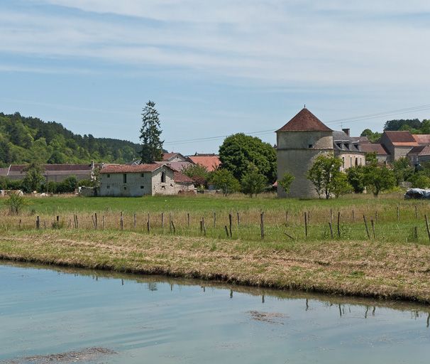 ferme, colombier, maison forte (paysages du canal de Bourgogne)