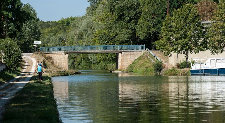 pont routier isolé (canal de Bourgogne)